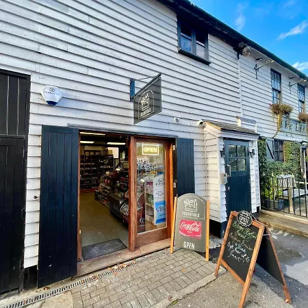 Fantastic Convenient 2 Bedroom 2 Bathroom Perfect For Stansted Airport, 2 Minute Walk To Bishops Stortford Train Station! Bishop's Stortford Exterior photo