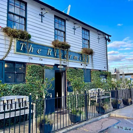 Fantastic Convenient 2 Bedroom 2 Bathroom Perfect For Stansted Airport, 2 Minute Walk To Bishops Stortford Train Station! Bishop's Stortford Exterior photo