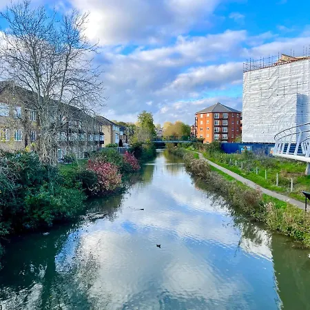 Fantastic Convenient 2 Bedroom 2 Bathroom Perfect For Stansted Airport, 2 Minute Walk To Bishops Stortford Train Station! Bishop's Stortford Exterior photo