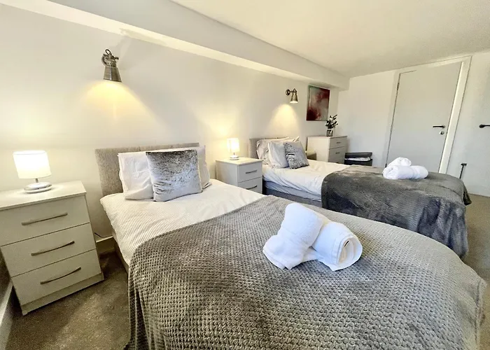 Fantastic Convenient 2 Bedroom 2 Bathroom Perfect For Stansted Airport, 2 Minute Walk To Bishops Stortford Train Station!
