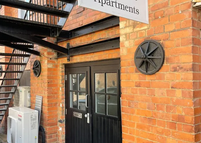 Fantastic Convenient 2 Bedroom 2 Bathroom Perfect For Stansted Airport, 2 Minute Walk To Bishops Stortford Train Station!