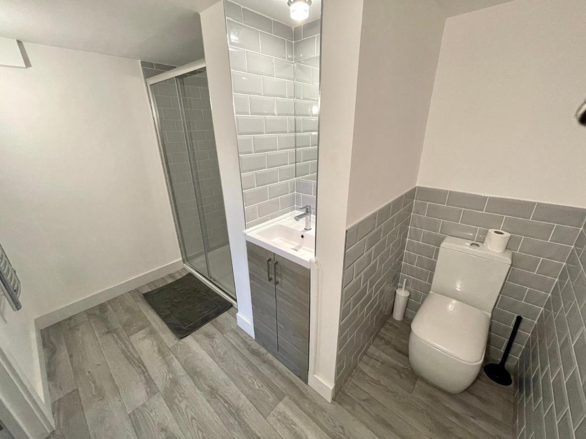 Fantastic Convenient 2 Bedroom 2 Bathroom Perfect For Stansted Airport, 2 Minute Walk To Bishops Stortford Train Station! Apartment Bishop's Stortford