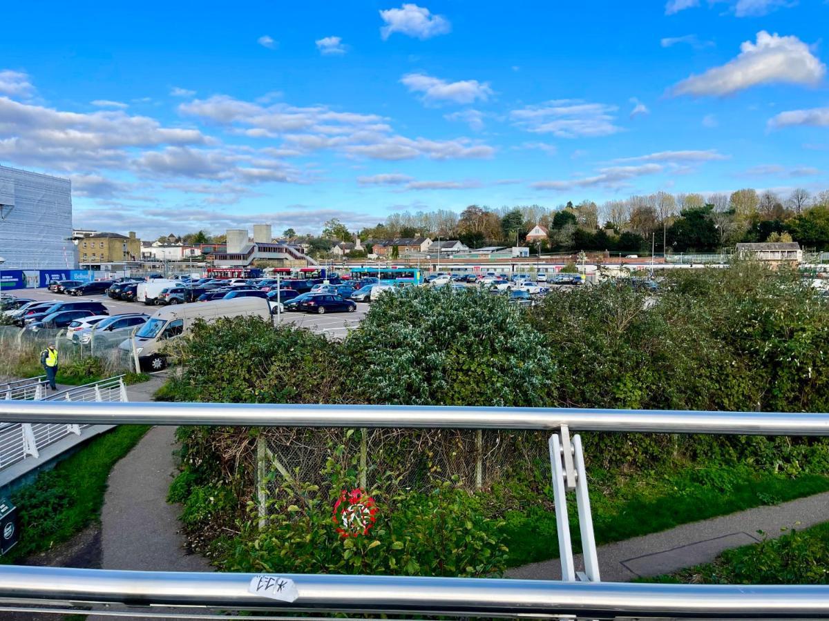 Fantastic Convenient 2 Bedroom 2 Bathroom Perfect For Stansted Airport, 2 Minute Walk To Bishops Stortford Train Station! *