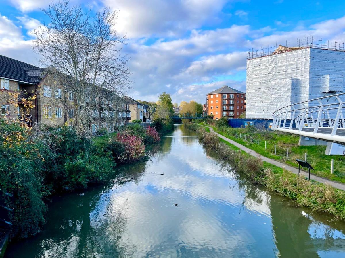 Apartment Fantastic Convenient 2 Bedroom 2 Bathroom Perfect For Stansted Airport, 2 Minute Walk To Bishops Stortford Train Station! Bishop's Stortford