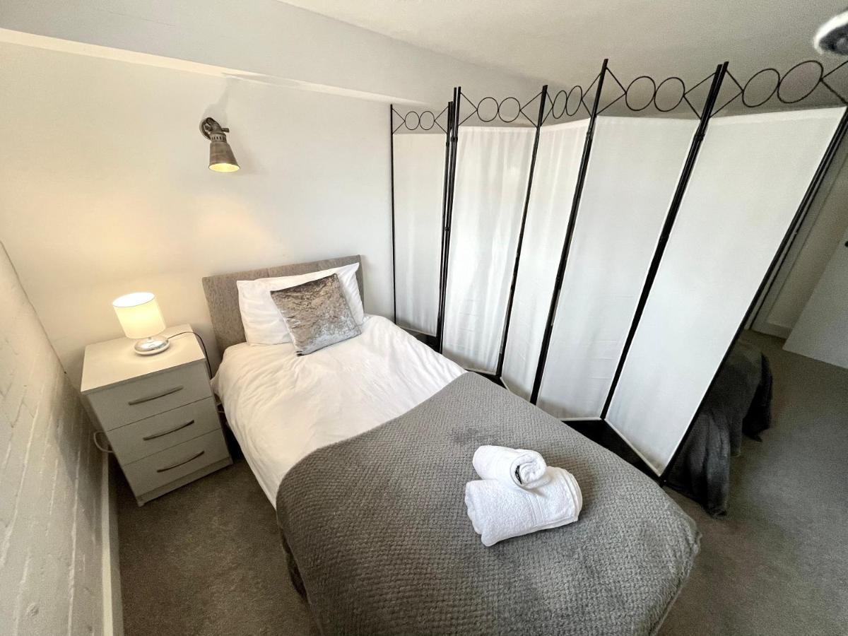 Fantastic Convenient 2 Bedroom 2 Bathroom Perfect For Stansted Airport, 2 Minute Walk To Bishops Stortford Train Station! Apartment *