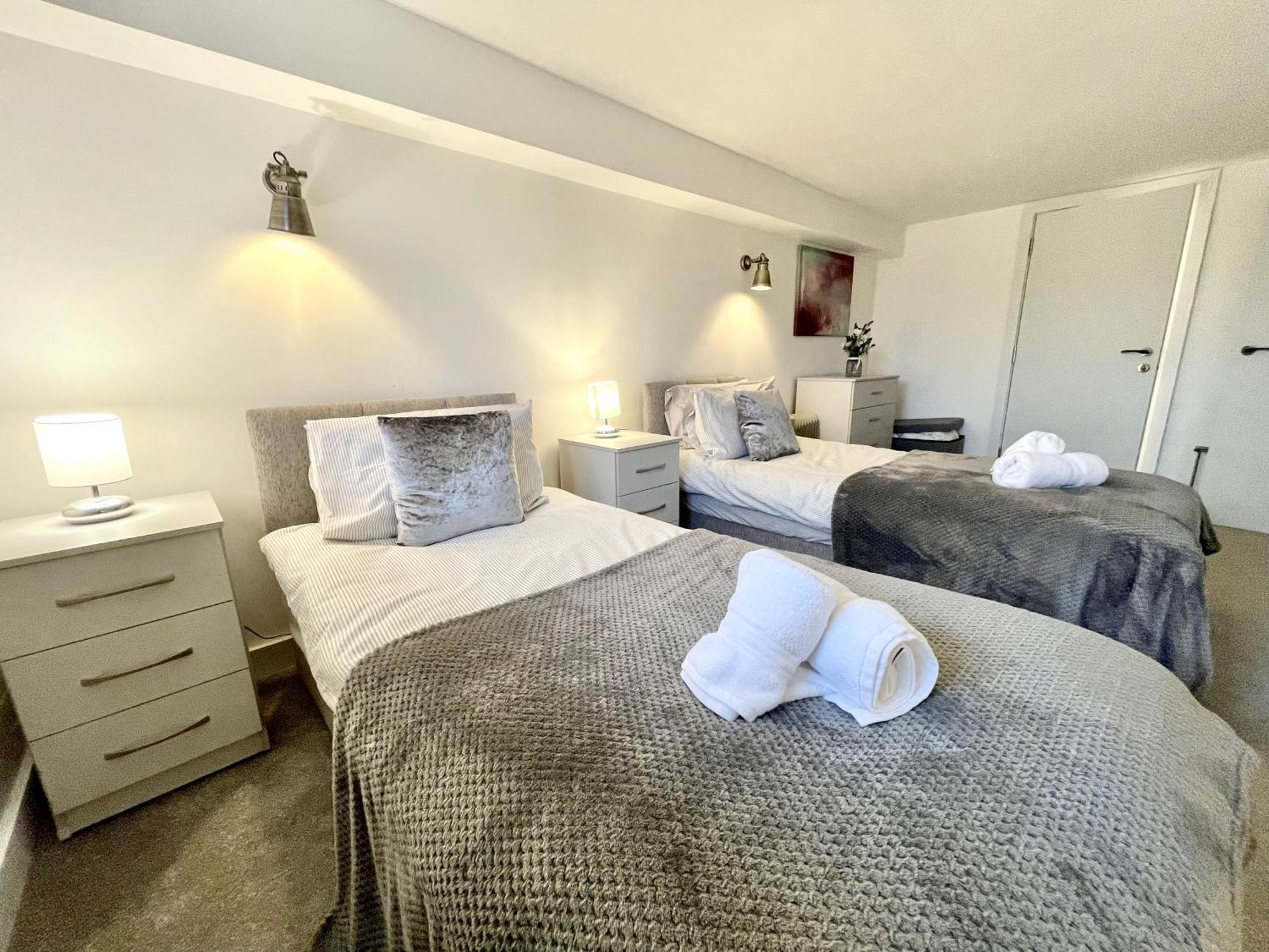 Fantastic Convenient 2 Bedroom 2 Bathroom Perfect For Stansted Airport, 2 Minute Walk To Bishops Stortford Train Station! Apartment