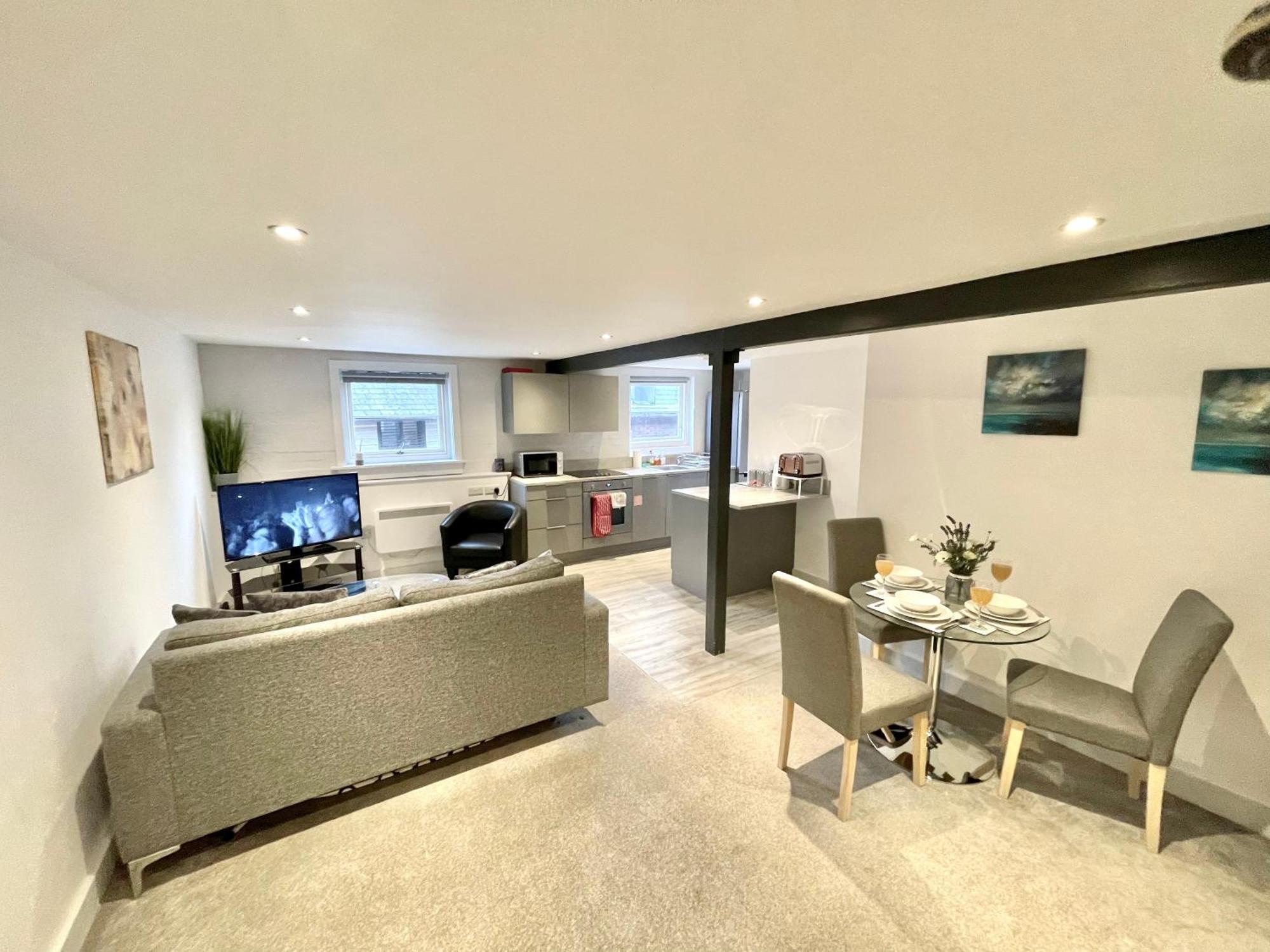 Fantastic Convenient 2 Bedroom 2 Bathroom Perfect For Stansted Airport, 2 Minute Walk To Bishops Stortford Train Station! Apartment Bishop's Stortford